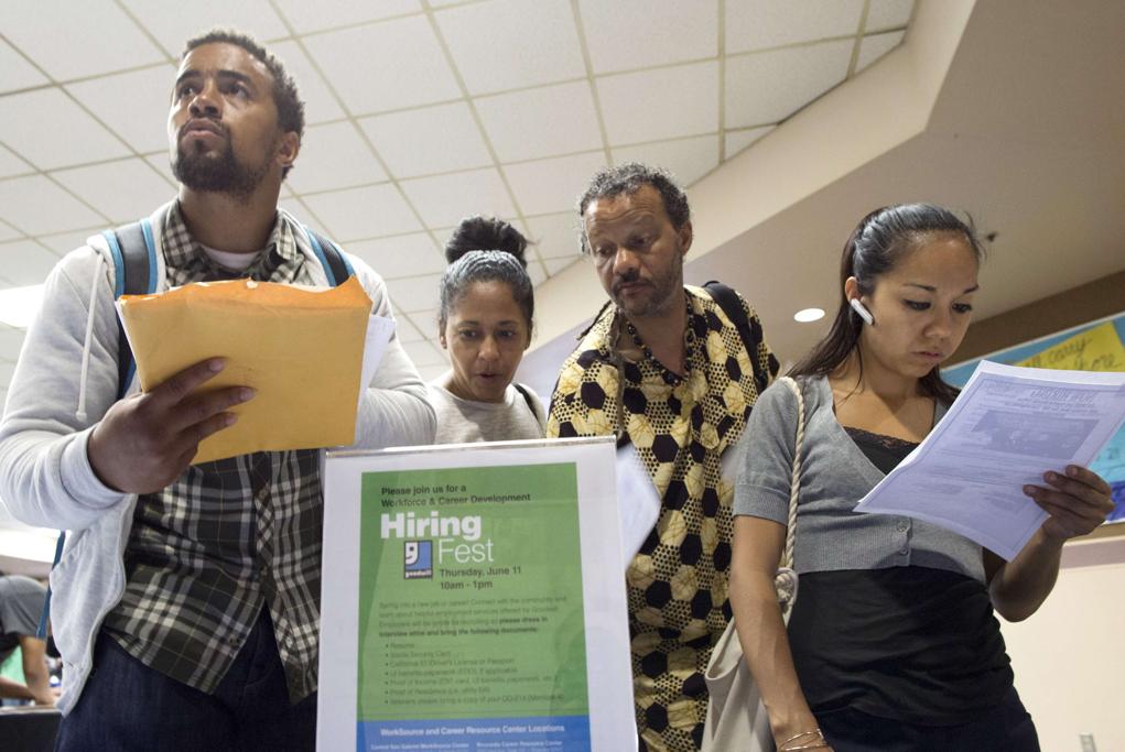 Feira do emprego atrai americanos em Los Angeles: 280 mil vagas de trabalho foram criadas em maio. | David McNew/Reuters