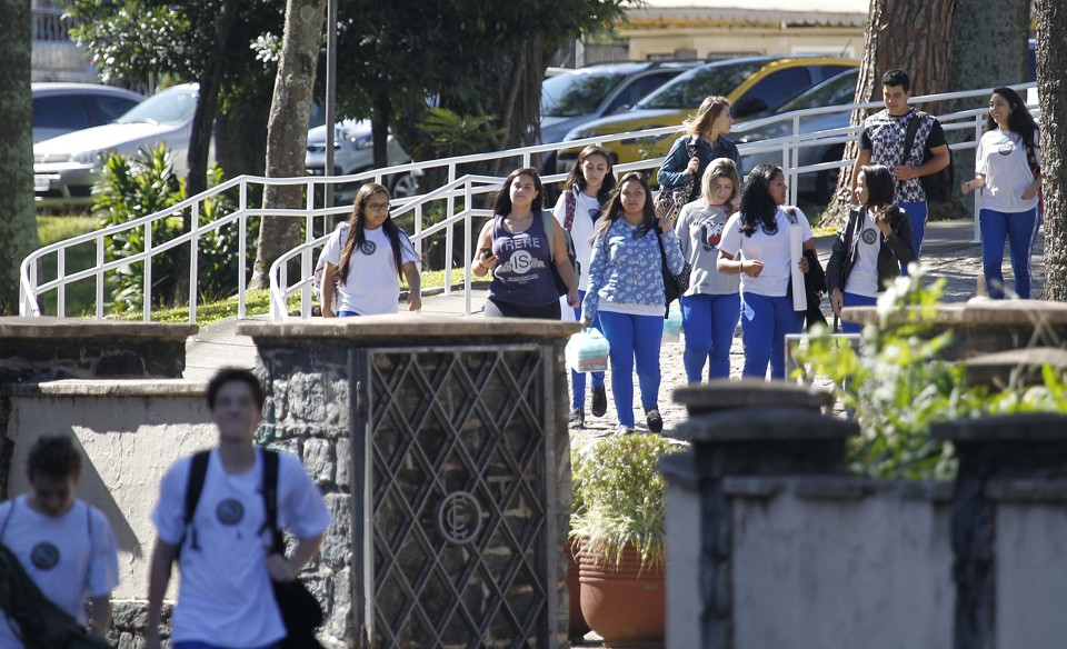 Estudantes na saída do  Colégio Estadual do Paraná: APP-Sindicato defende a adoção da “sexta aula”. | Jonathan Campos/Gazeta do Povo