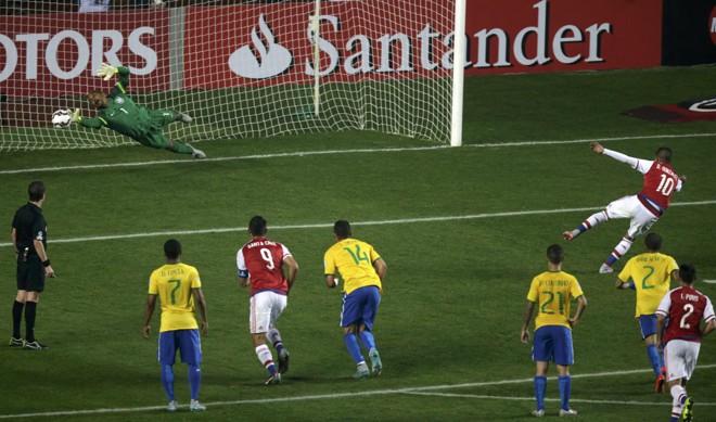 Derlis Gonzalez faz o gol de pênalti do Paraguai, em empate que levou a partida aos pênaltis. | JORGE ADORNO/REUTERS