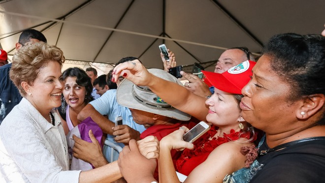 Presidente em momento selfie com integrantes do Movimento Sem Terra. | Divulgação