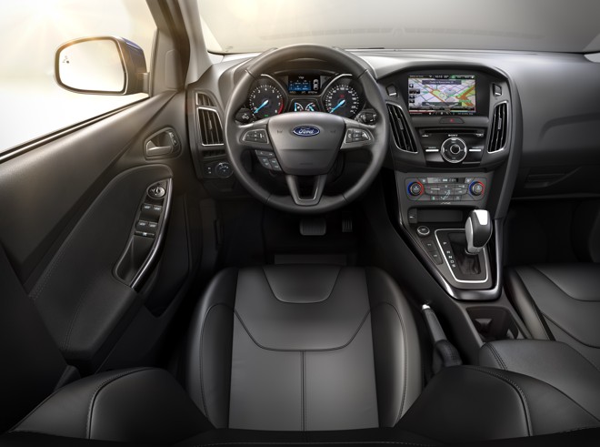 O novo volante é revestido em couro e incorpora comandos de áudio. O ambiente é agradável, com cores mais escuras e contraste de texturas para dar requinte. A imagem é acima é da versão Titanium 2.0. | Ford/Divulgação