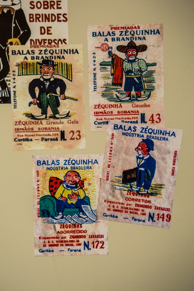 Os materiais gráficos da Balas Zéquinha , feitos pela Impressora Paranaense. | Brunno Covello/Gazeta do Povo