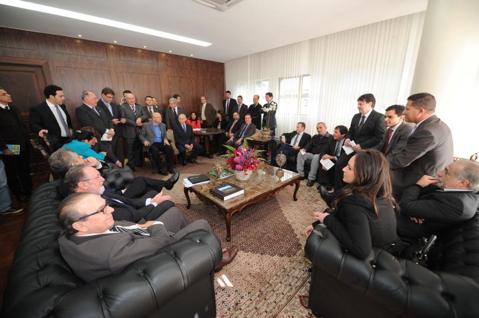 Deputados da base aliada e da oposição participaram da reunião em que foi fechada uma nova proposta de reajuste para os servidores. | Pedro Oliveira/Alep