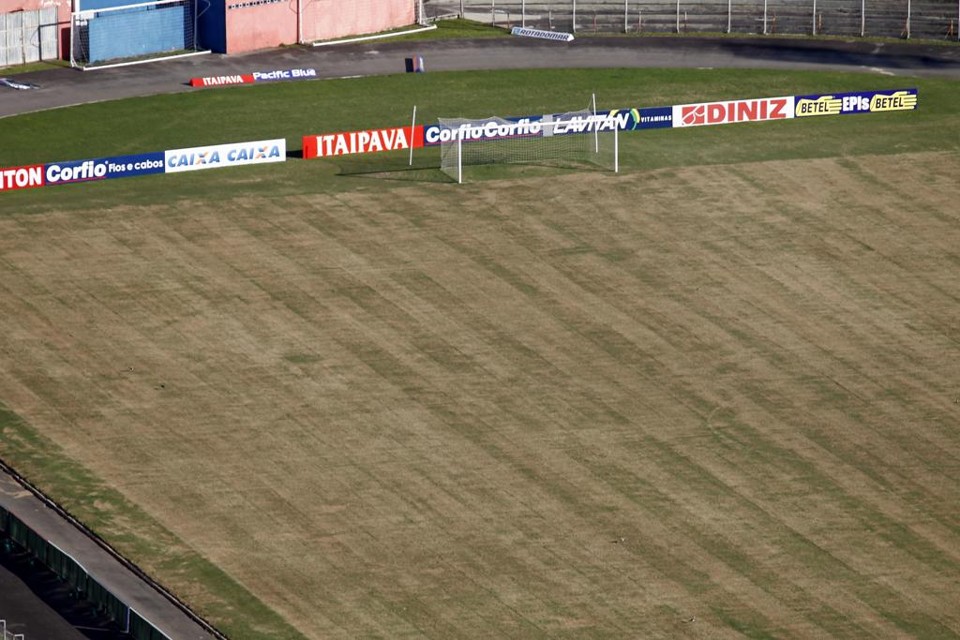 Clube fez reforma ampla no gramado do estádio, tirando ondulações  e excesso de palha do terreno. | Antônio More/Gazeta do Povo