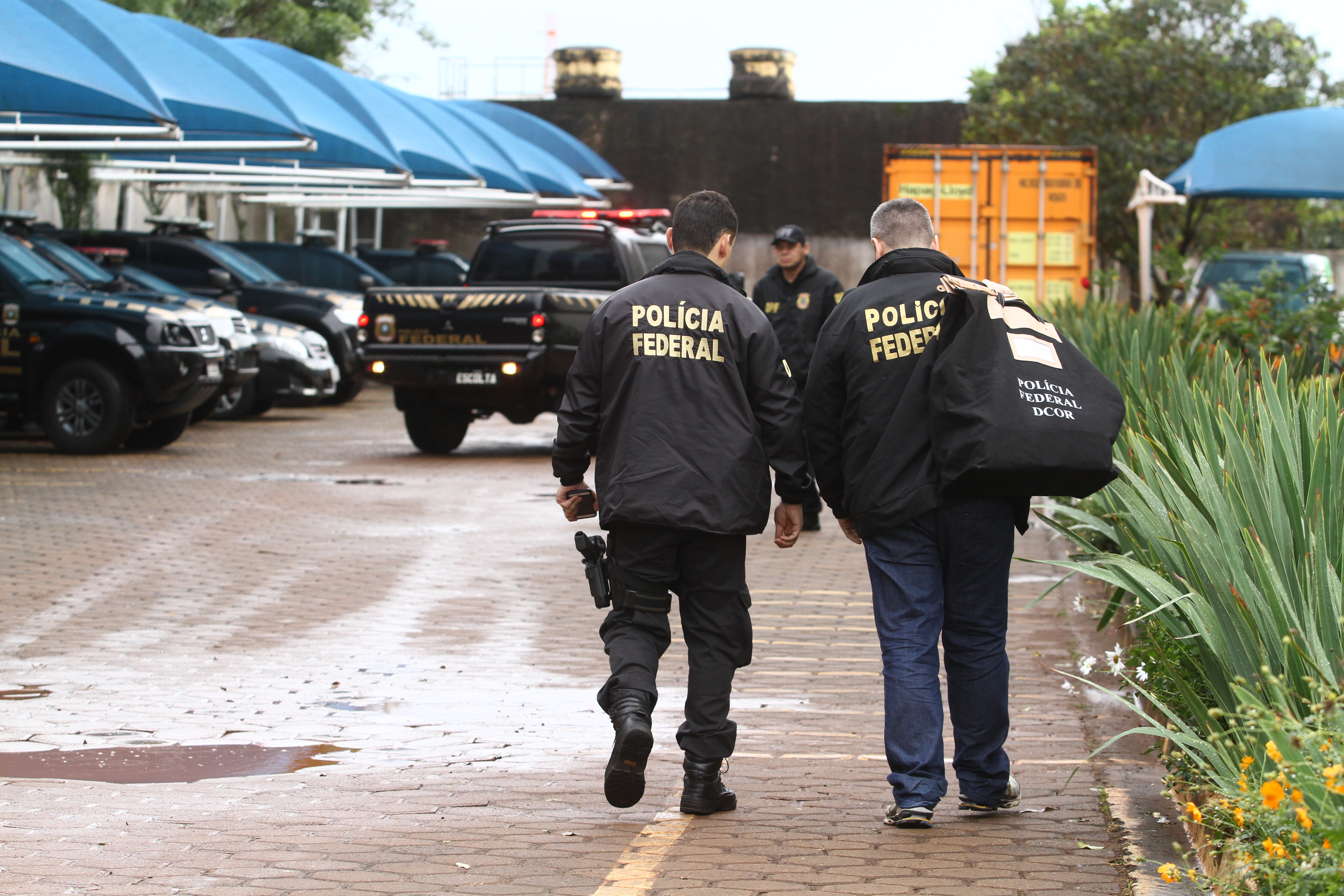 Cerca de R$ 1 milhão foram apreendidos em dinheiro e cheques. | Roberto Custodio/Jornal de Londrina