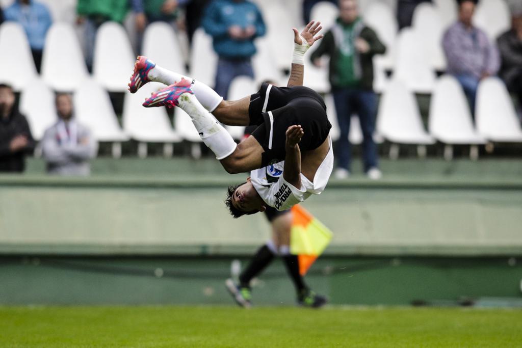 Atacante Evandro, destaque da base do Coxa, fechou o placar no Couto Pereira e comemorou com cambalhota. | Lineu Filho/Tribuna do Paraná