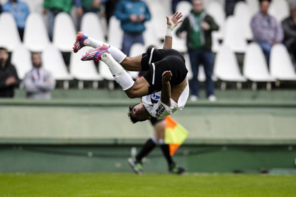 Atacante Evandro, destaque da base do Coxa, fechou o placar no Couto Pereira e comemorou com cambalhota. | Lineu Filho/Tribuna do Paraná