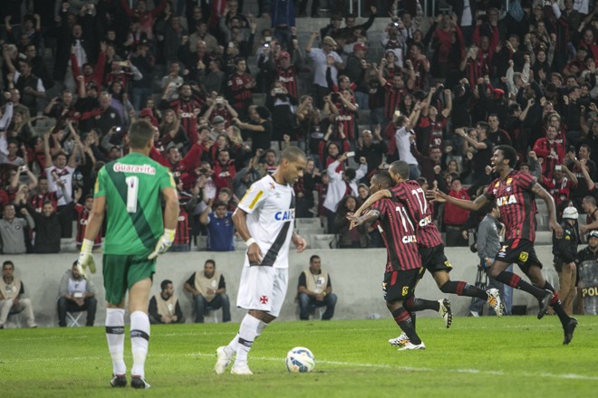 Equipe do Atlético-PR comemora o gol, que mantém o time na liderança do Brasileiro | Marcelo Andrade/Gazeta do Povo