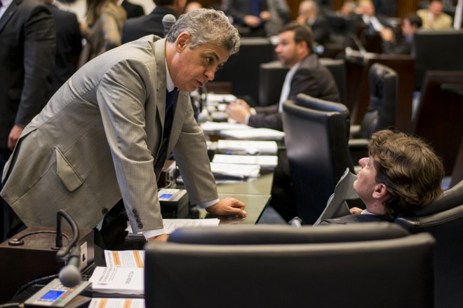 O petista Péricles de Mello e o olhar fatal para o colega peemedebista Anibelli Neto. | Henry Milleo/Gazeta do Povo