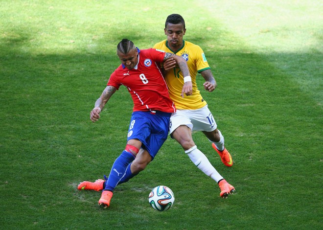 ARTURO VIDAL. Um dos mais completos meio-campistas do mundo, Vidal é o retrato da versatilidade que Jorge Sampaoli gosta de ver na seleção chilena: marca, arma e ataca com a mesma e elevada competência. | Ian Walton/Getty Images