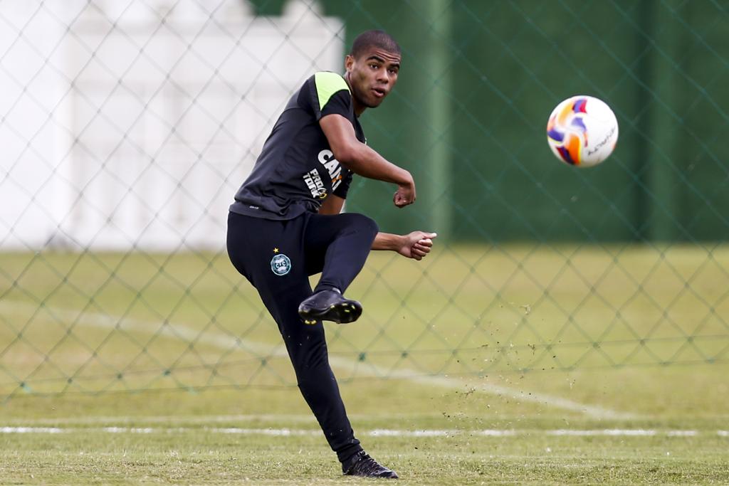 Paulo Otávio foi preterido pelo técnico Marquinhos Sa ntos e emprestado ao Paysandu. | Brunno Covello/Gazeta do Povo