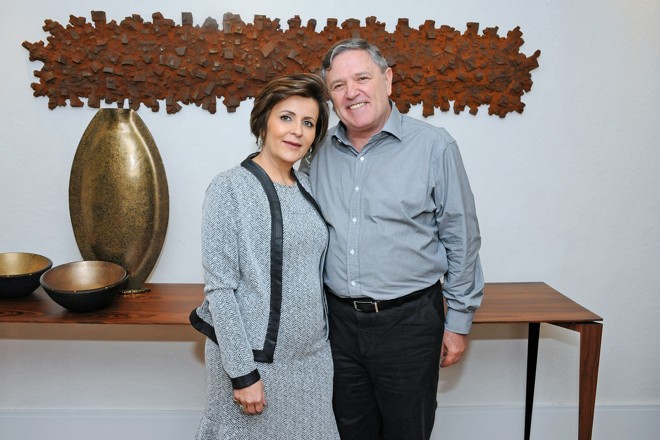 Proprietários da Momentum & Design, Romano e Marinice Bettega receberam clientes em coquetel de lançamento das novas vitrines, terça-feira | Foto: Raquel Lima