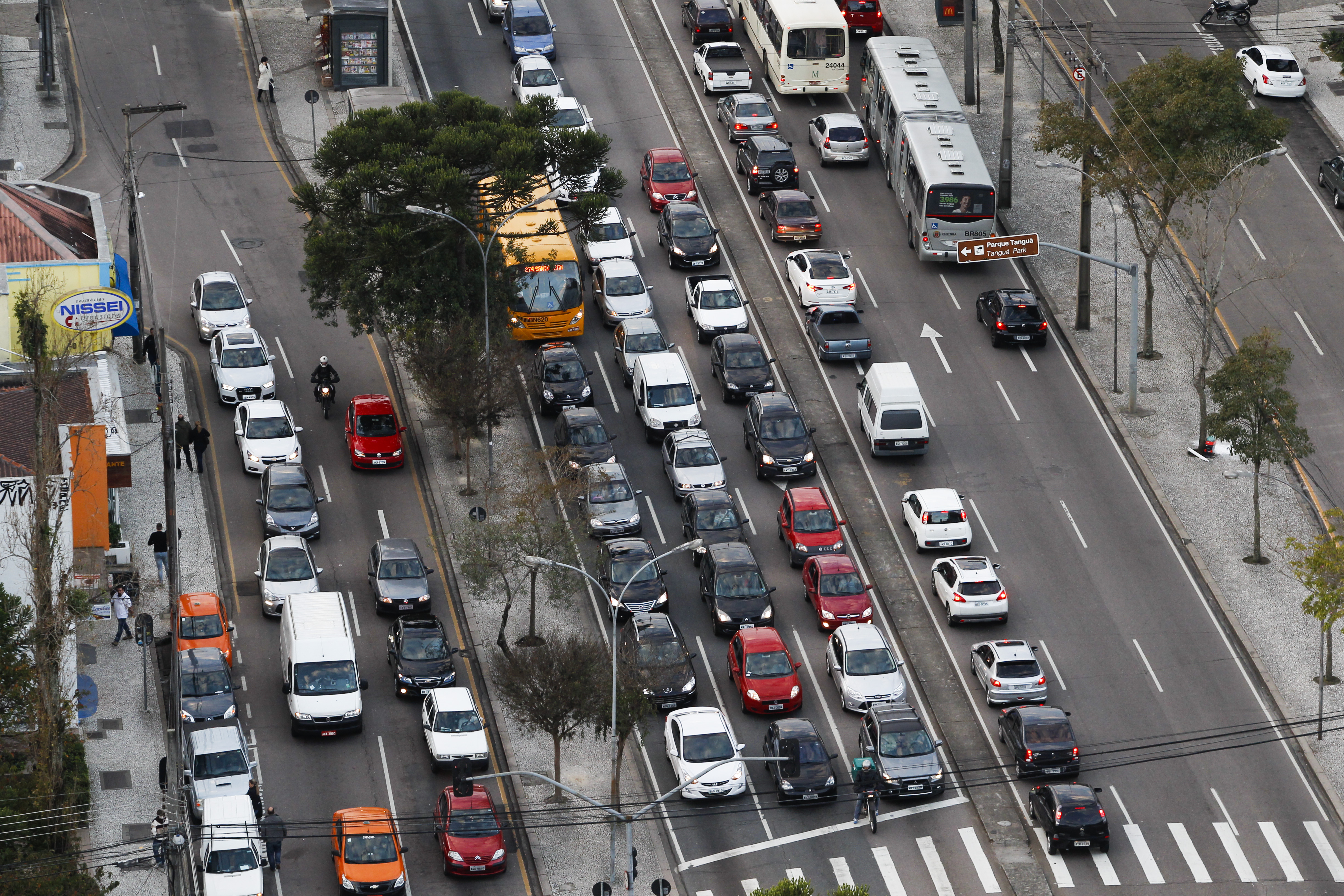 Falta de mais faixas exclusivas colabora com superlotação. | Daniel Castellano/Gazeta do Povo