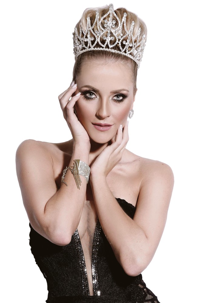 A Companhia Athletica Curitiba acaba de receber a Miss Paraná 2014, Nathaly Goolkate, para aulas com o personal trainer e professor da academia, Mauro Mulazani. Os mais de 20 mil fãs que ela tem nas redes sociais poderão acompanhar o dia a dia dos treinos de miss. | Divulgação