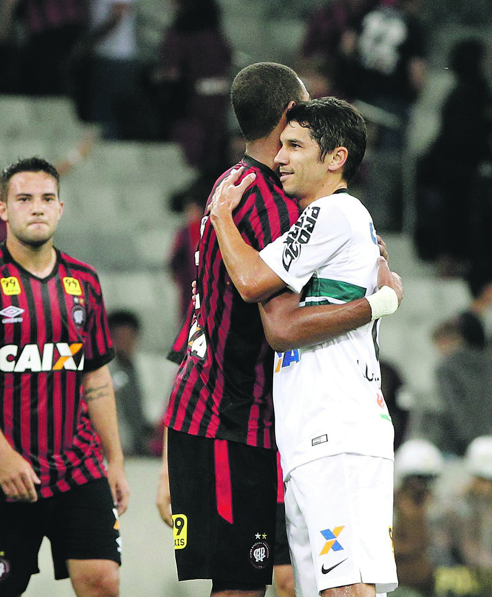 Hernani e Lúcio Flávio se abraçam: cena final de um dos melhores Atletibas dos últimos anos. | Daniel Castellano/Gazeta do Povo