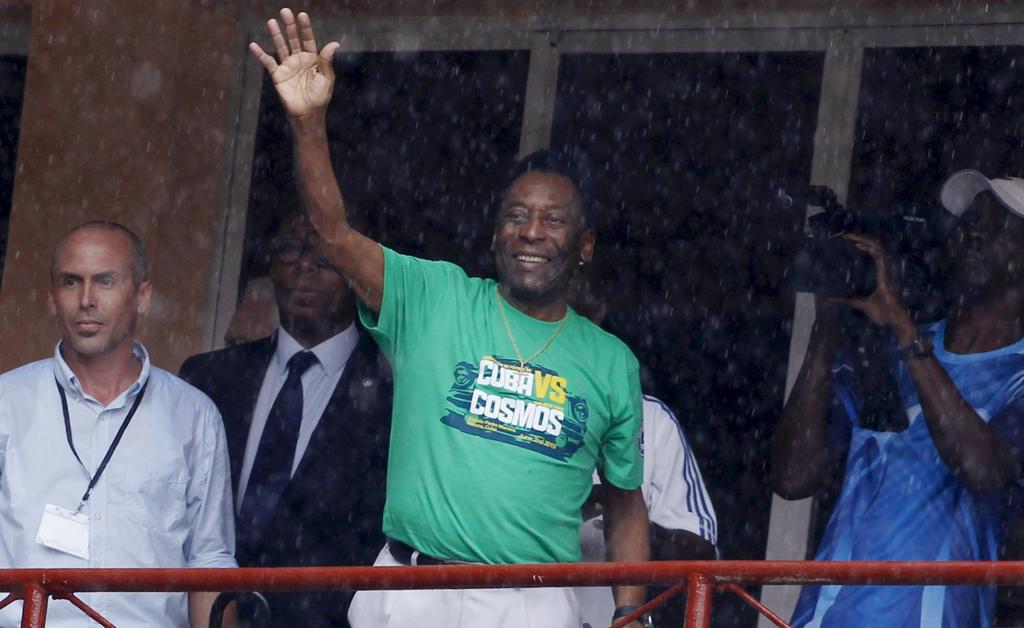 Pelé no jogo entre a seleção de Cuba e sua ex-equipe, o New York Cosmos, em Havana, terça-feira. | ENRIQUE DE LA OSA/REUTERS