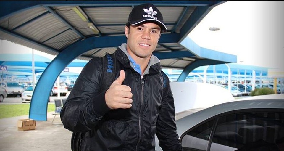 Kléber Gladiador na chegada no Aeroporto Afonso Pena. | Reprodução Facebook Coritiba/