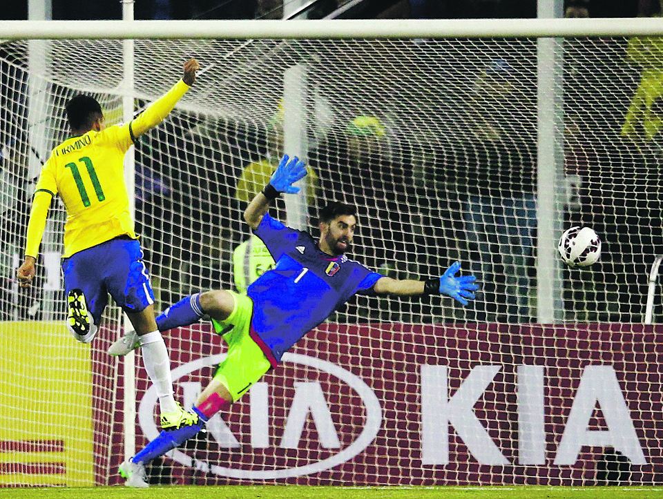 Roberto Firmino aproveita cruzamento de William e marca o segundo gol do Brasil diante da Venezuela. | Ricardo Moraes/Reuters