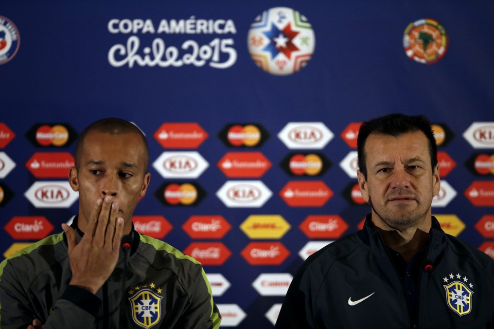 Cala-te boca: Miranda ao lado do técnico Dunga durante a entrevista coletica concedida em Santiago. Zagueiro pode ser o capitão contra a Venezuela. | Fernando Bizerra Jr./EFE