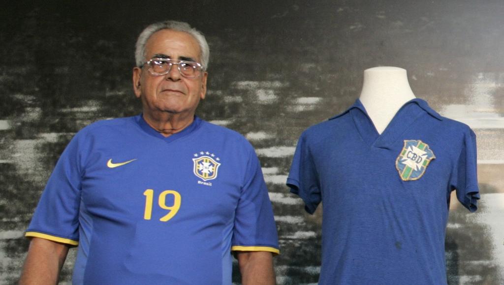 Zito participa, em 2008, do lançamento de uma camisa comemorativa do título da Copa do Mundo de 1958 | SM/TP/SERGIO MORAES