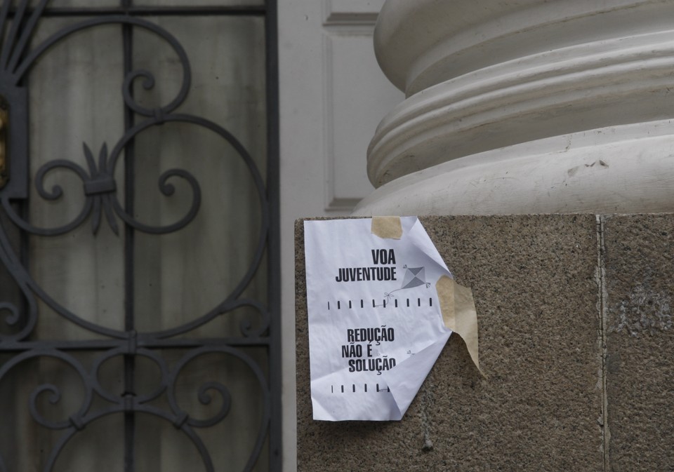 Cartaz contra a redução da maioridade penal em ato em Curitiba, em abril: governo federal defende o aumento da pena de adultos que utilizam adolescentes para cometer crimes. | Aniele Nascimento/Gazeta do Povo/ Arquivo