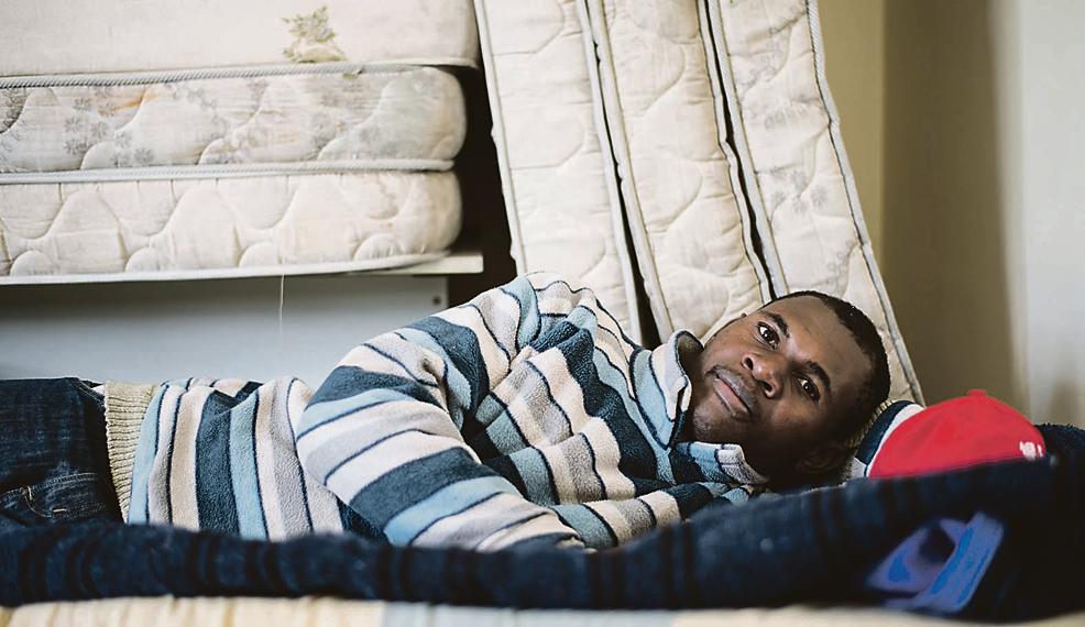 Junior Nelson não se importou com a estrutura improvisada do centro de acolhimento. | Henry Milleo/Gazeta do Povo