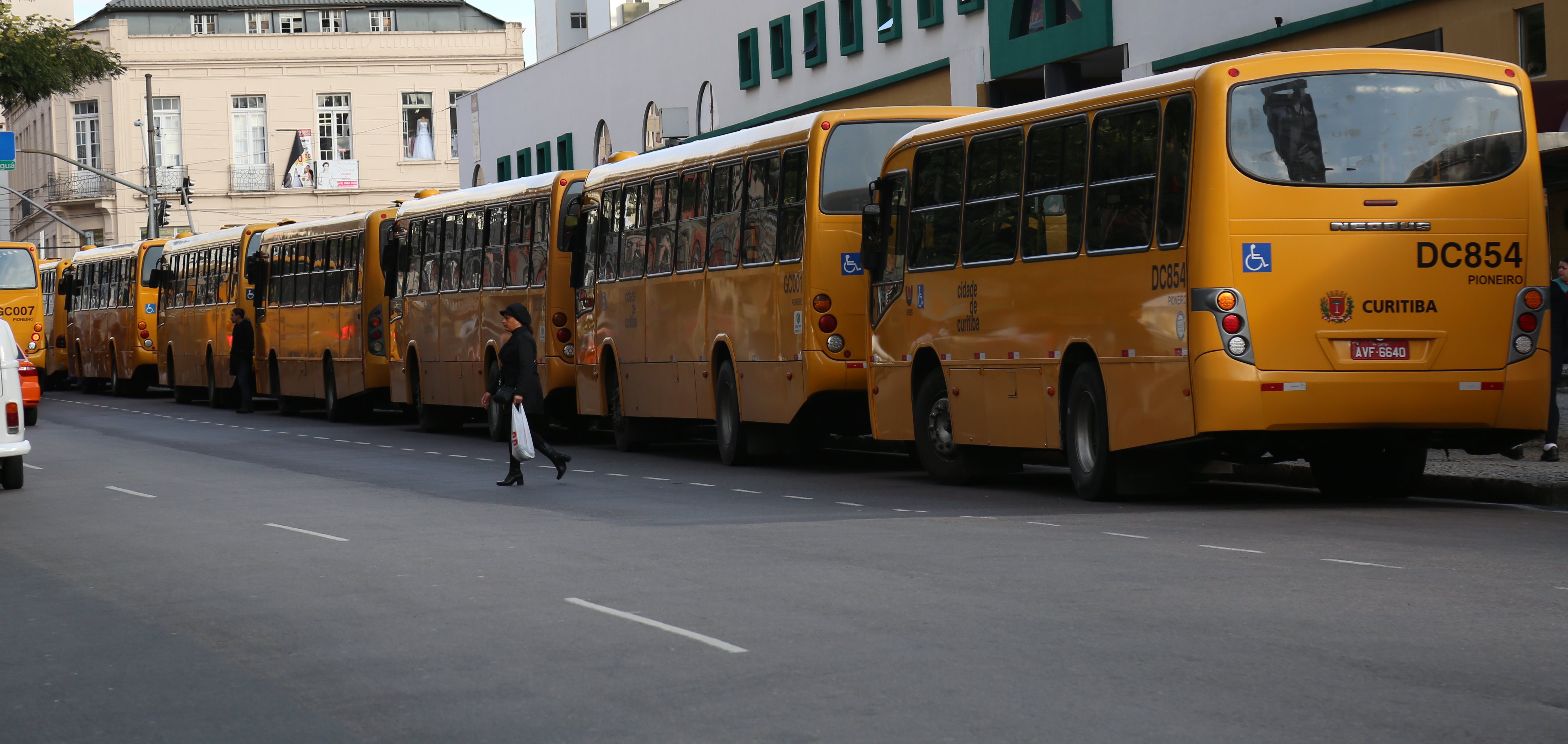 Motoristas e cobradores pararam o serviço de ônibus por uma hora no centro de Curitiba: falta de segurança também é reclamação dos trabalhadores. | Ivonaldo Alexandre/Gazeta do Povo