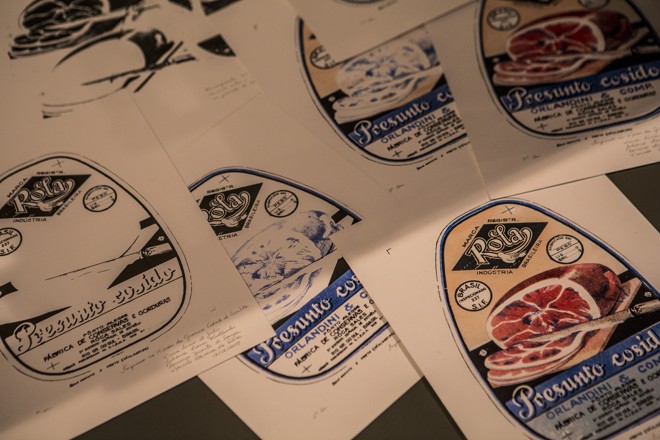 Embalagens feitas em pedras litográficas foram impressas pelo Solar do Barão. | Brunno Covello/Gazeta do Povo