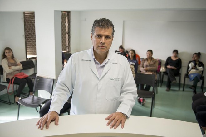 O obstetra Wagner Dias na Unidade de Saúde Mãe Curitibana: sinceridade sobre os riscos. | Henry Milleo/Gazeta do Povo