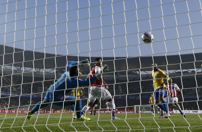 Gol de Robinho sobre o time do Paraguai. | MARIANA BAZO/REUTERS