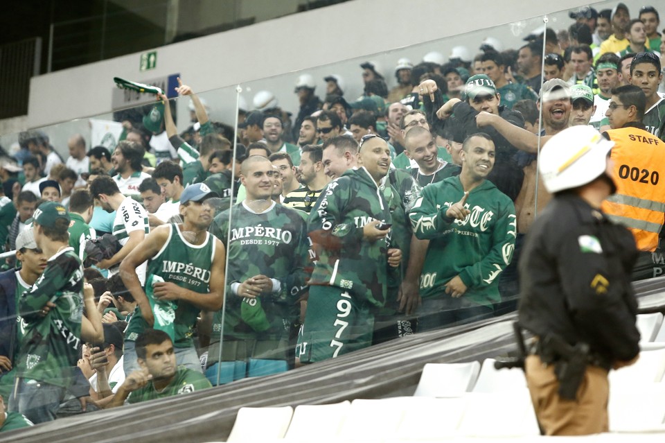Três vidros como este na divisão entre as torcidas foram quebrados na empolgação do segundo gol do Coritiba. | Hugo Harada/Gazeta do Povo