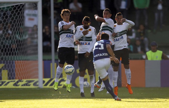 Willian bate falta contra o Coritiba. | Jonathan Campos/Gazeta do Povo