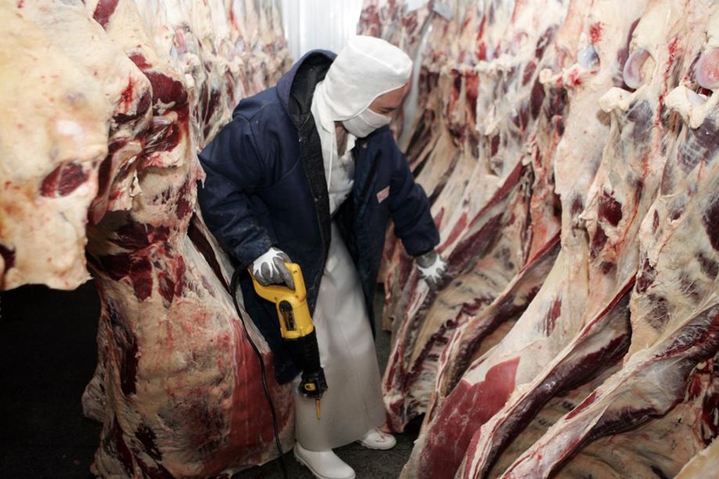 Apesar da queda nos negócios com o mercado internacional, arroba do boi se mantém em R$ 150.