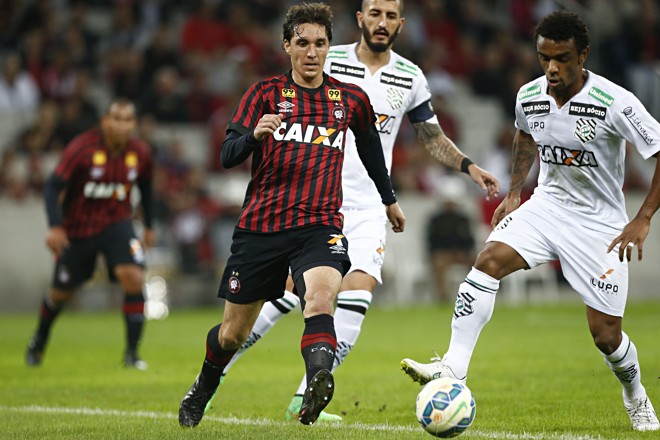 Atacante Cléo teve nova oportunidade no time titular, mas não foi bem e foi substituído no intervalo. | Felipe Rosa/Tribuna do Paraná