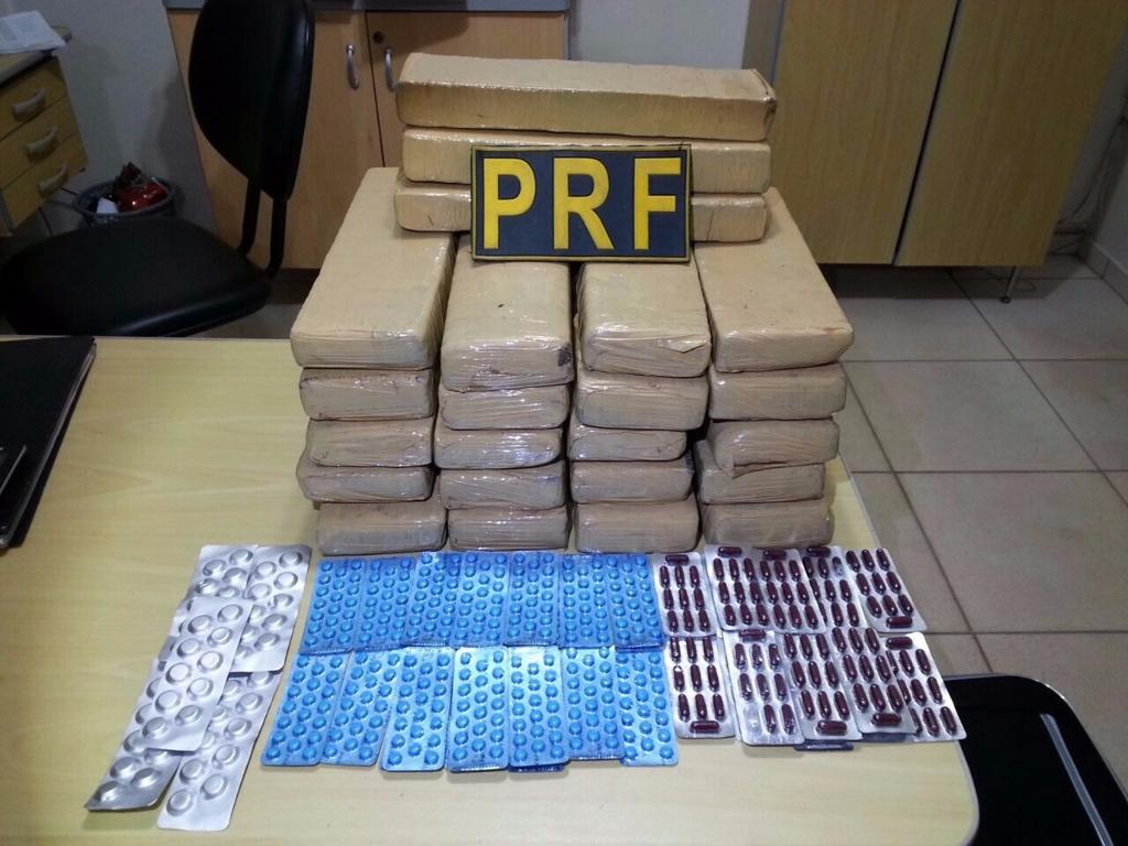 35 quilos de maconha e 600 comprimidos de medicamentos foram apreendidos pela PRF em Realeza, na noite deste sábado (20). | Divulgação/Polícia Rodoviária Federal