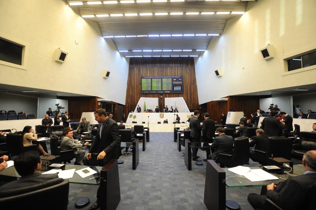 Plenário da Assembleia: se a greve dos professores acabar, CCJ vota hoje o projeto do reajuste. | Pedro Oliveira/Alep