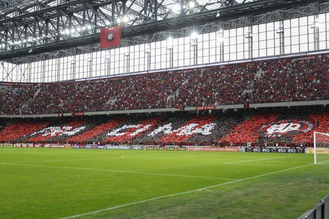 Mosaico da torcida do Atlético na Arena: “Pra cima” | Daniel Castellano/Gazeta do Povo