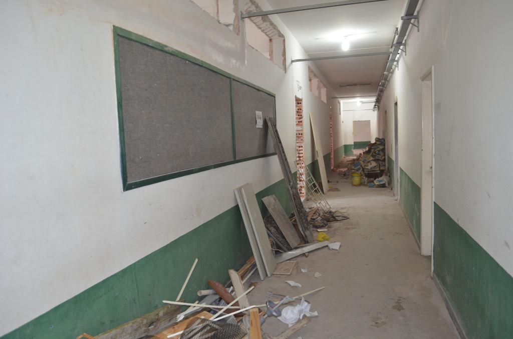 Bloco C da Unespar Paranaguá: entulhos ainda ocupam corredores. | Debora Mariotto Alves/Gazeta do Povo