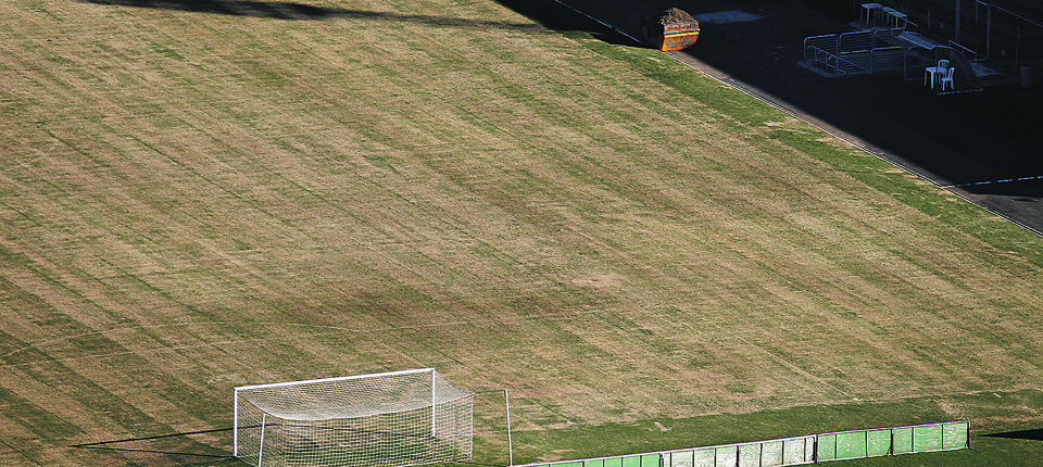 Com reforma, Paraná tenta corrigir falhas do gramado da Vila Capanema. Trabalho começou há uma semana. | Antônio More/Gazeta do Povo