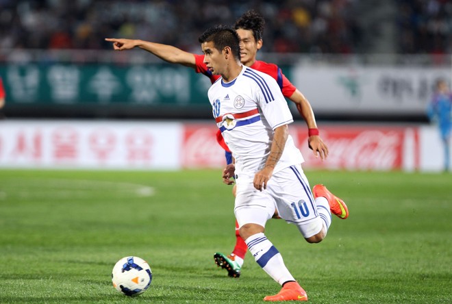 DERLIS GONZÁLEZ. O jovem atacante ganhou aos manchetes ao estrear na Liga Paraguaia aos 15 anos, pelo Rubio Ñu. Hoje, aos 21, González já coleciona uma transferência para o Benfica, jogos de Champions League pelo Basel (seu atual clube), participação de destaque em todas as seleções de base e a esperança de retomada da seleção principal do Paraguai. | Chung Sung-Jun/Getty Images