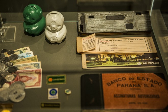 Os famosos cofres de plástico do Banestado integram a coleção do banco: os 1.200 itens estão no acervo do Museu Paranaense desde 2000. | Brunno Covello/Gazeta do Povo