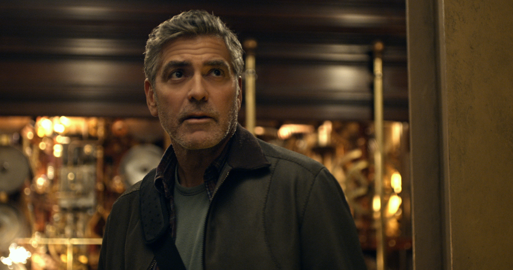 Clooney em cena de “Tomorrowland – Um Lugar Onde Nada é Impossível”, um filme de Brad Bird, o mesmo diretor de Ratatouille. | Divulgação