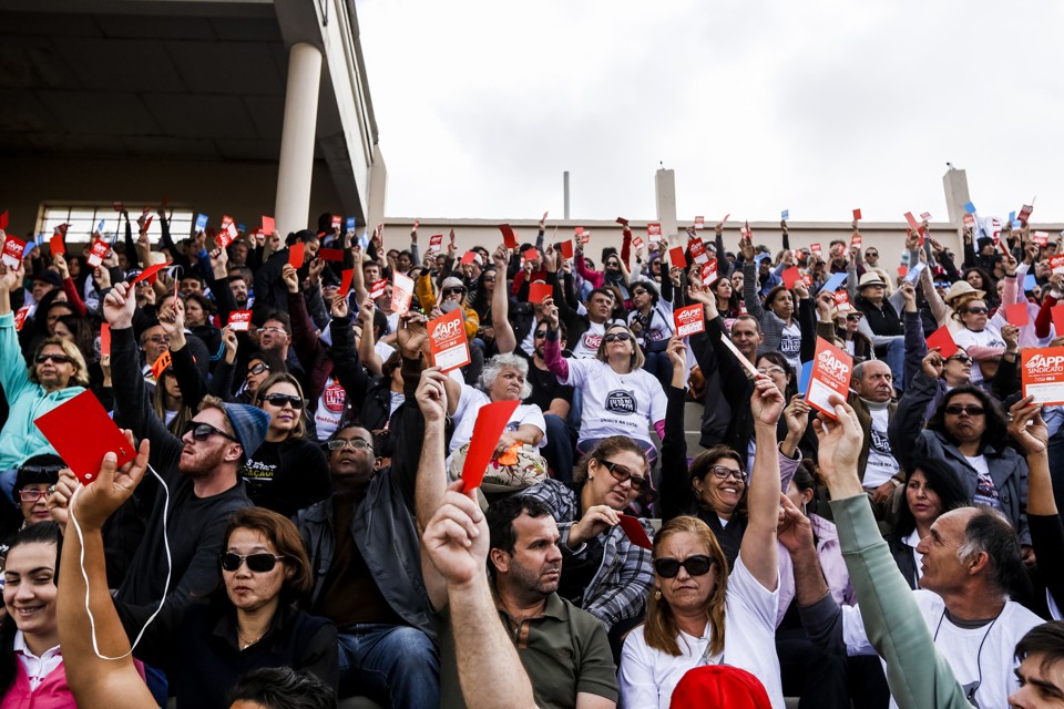 Em maio, na Vila Capanema, professores votaram pela continuação da greve | Brunno Covello/Gazeta do Povo
