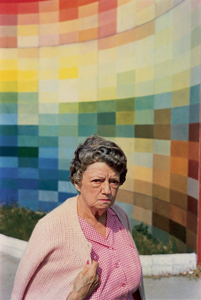 Uso de cortes fechados e a escolha por registro de americanos comuns em cenas prosaicas marcam estilo do fotógrafo | Eggleston Artistic Trust