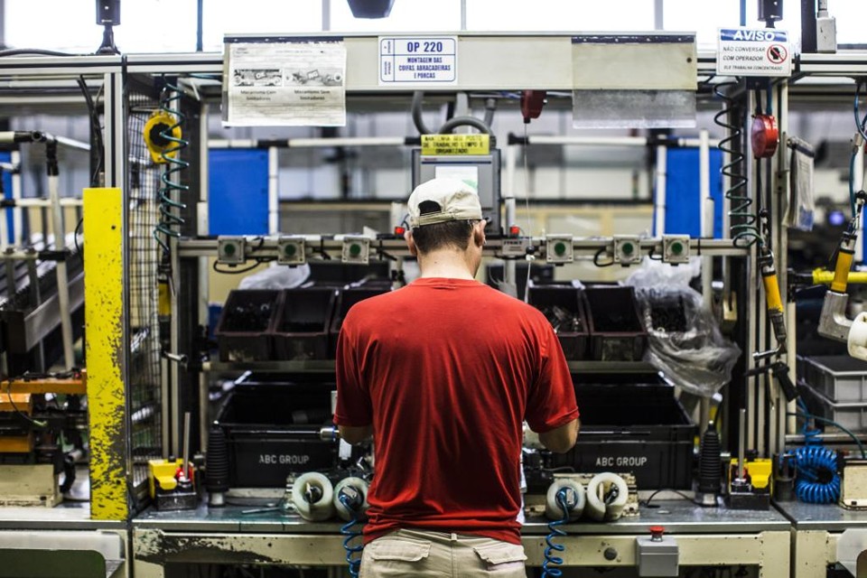 Linha de produção em uma indústria: setor está em queda livre desde 2010. | Brunno Covello/Gazeta do Povo