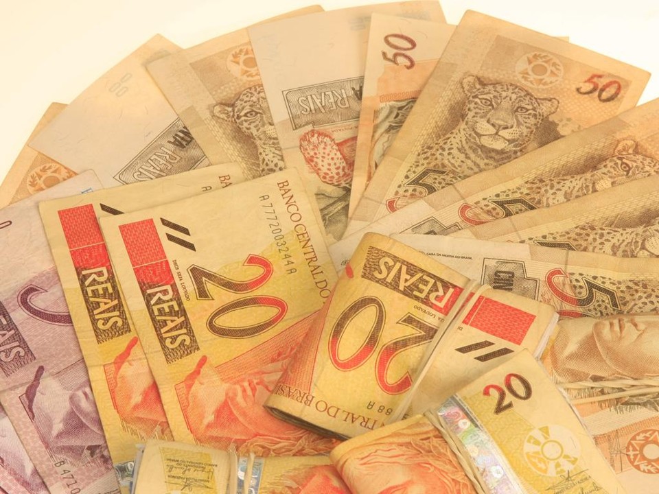 Detalhes simples fazem a poupança render mais Embora seja interessante como reserva financeira, a caderneta é criticada pela ótica de investimento, já que tem rentabilidade excessivamente baixa | Daniel Derevecki/Gazeta do Povo