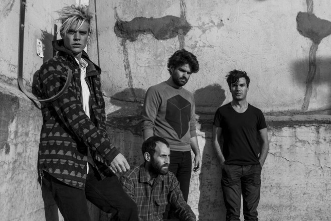 Viet Cong – União de membros das bandas norte-americanas Women e Monty Muro, é um grupo que dá vida nova ao pós-punk. E faz isso com gana, distorções intermitentes e o carisma errático de um vocalista insano, levemente desafinado (e isso não é uma crítica ruim dentro deste contexto particular). Lançaram o primeiro disco, homônimo, neste ano. | Divulgação