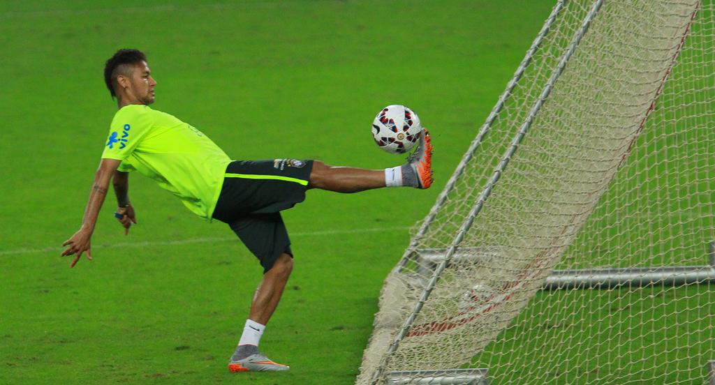 Neymar treinou em Porto Alegre e deve jogar amistoso contra Honduras. | Silvio Avila/EFE