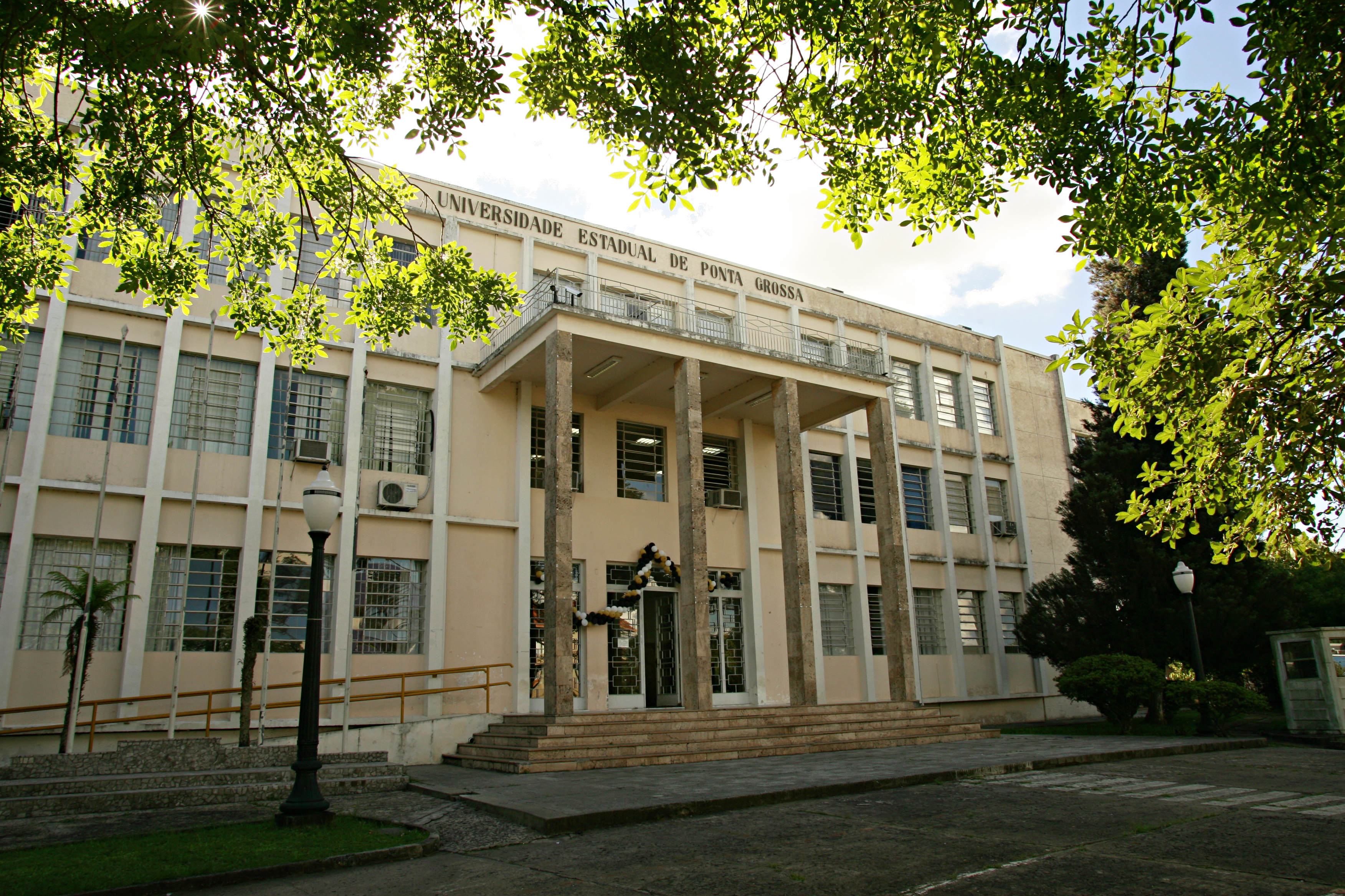 Fachada da UEPG: liminar para garantir formaturas em 2015. | Josue Teixeira/Josue Teixeira