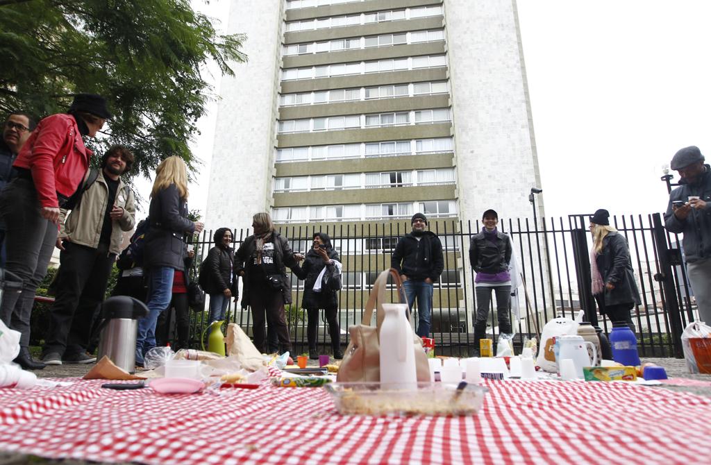 “Café da manhã” na frente do prédio em que mora o deputado Alexandre Curi (PMDB). | Antônio More/Gazeta do Povo